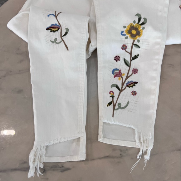 Miss Me White Embroidered Skinny Ankle Jeans. - Picture 5 of 16